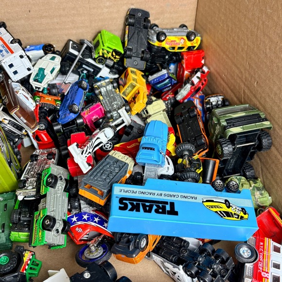 Lot of Diecast & Plastic Toy Cars + 8lbs Matchbox Hotwheels Maisto - Picture 3 of 8